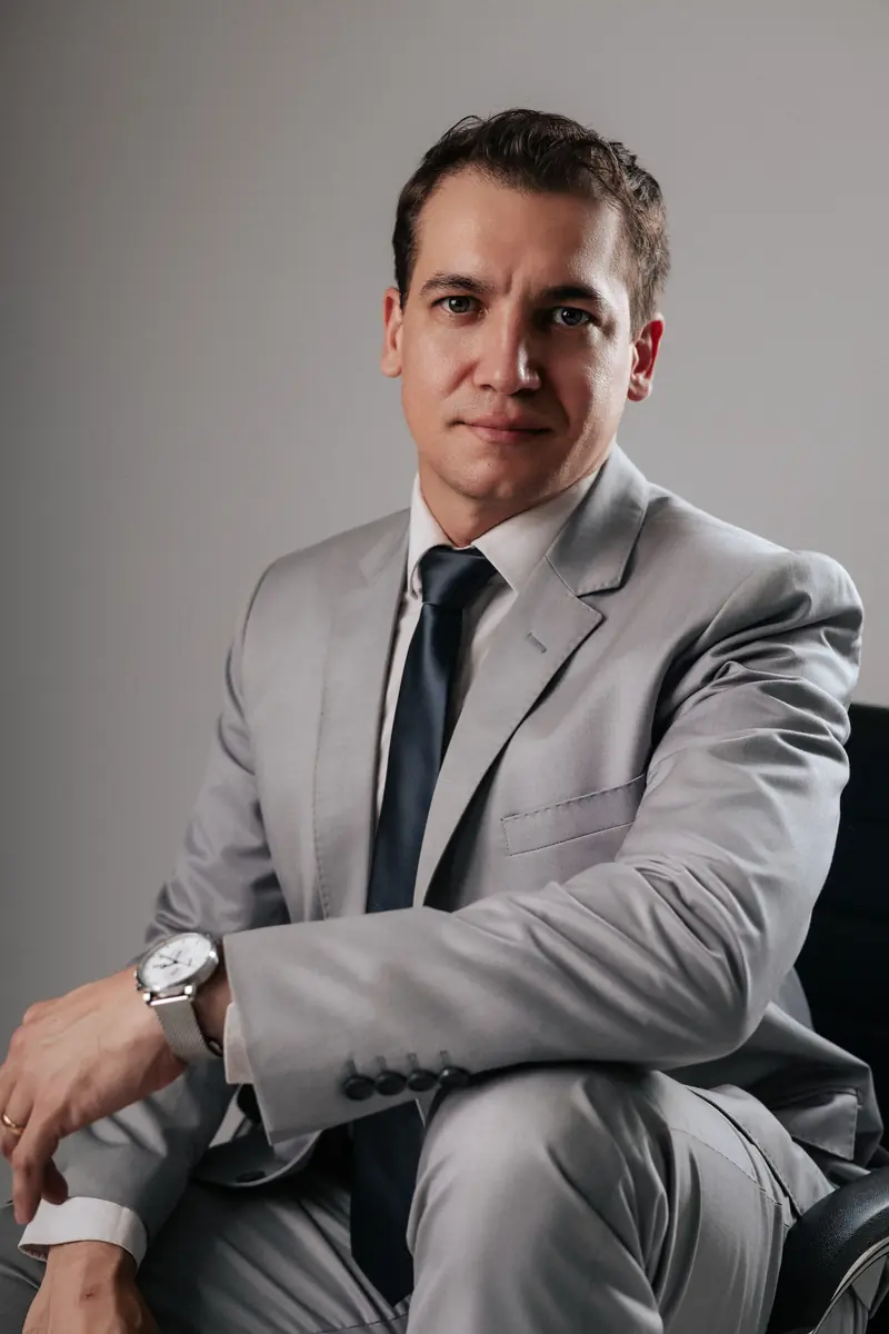 Dr. Vinícius Alves, especialista em cirurgia robótica e videolaparoscopia