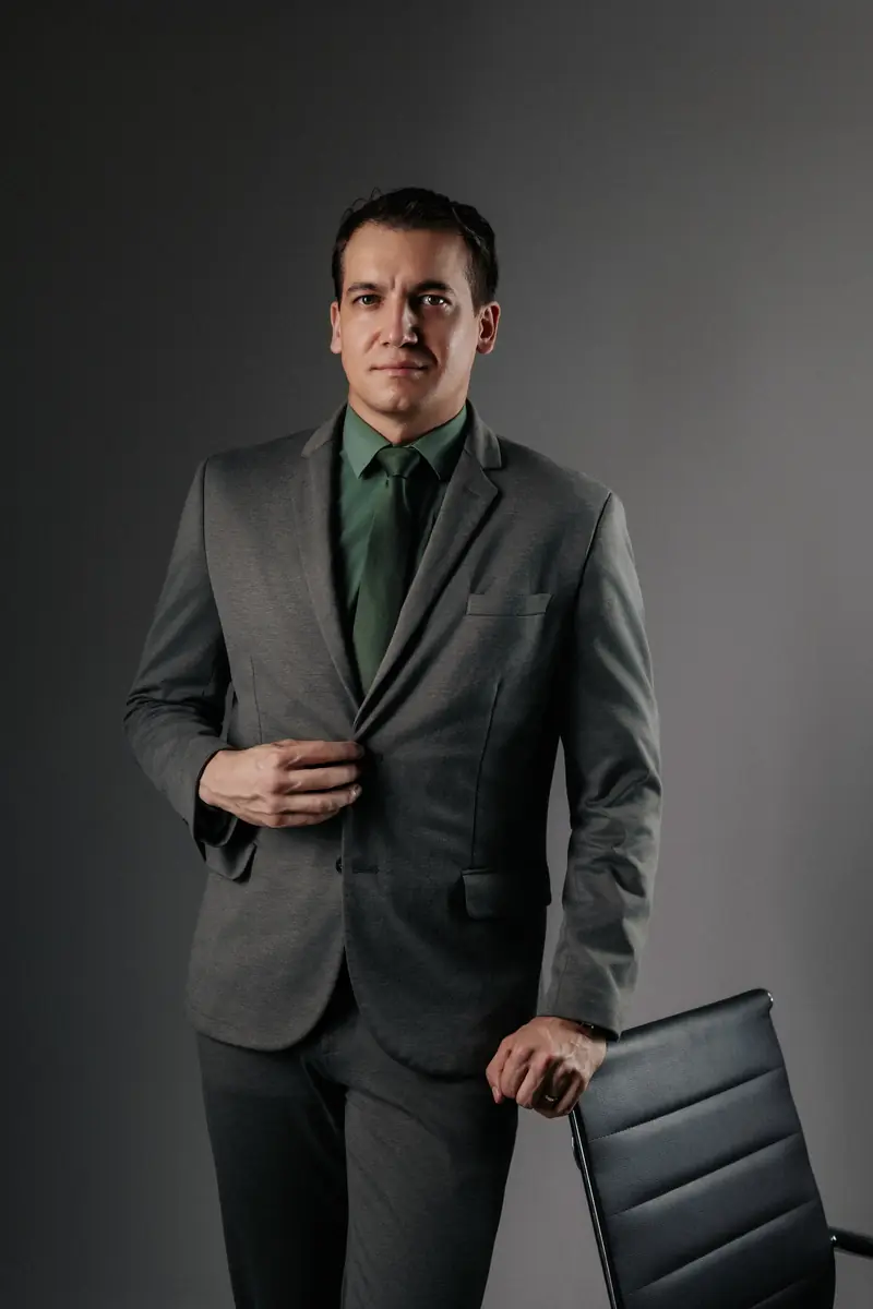 Retrato do Dr. Vinícius Alves, Cirurgião do Aparelho Digestivo